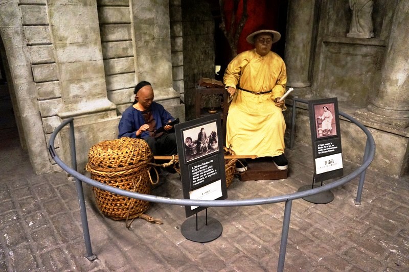 Bahay Tsinoy, museum of Chinese in Philippine Life - HOKKIEN IDIOM 雞母拖秤錘  kue-bu t'ua chin t'ui mother hen pulling a steelyard weights people  carrying too much burden